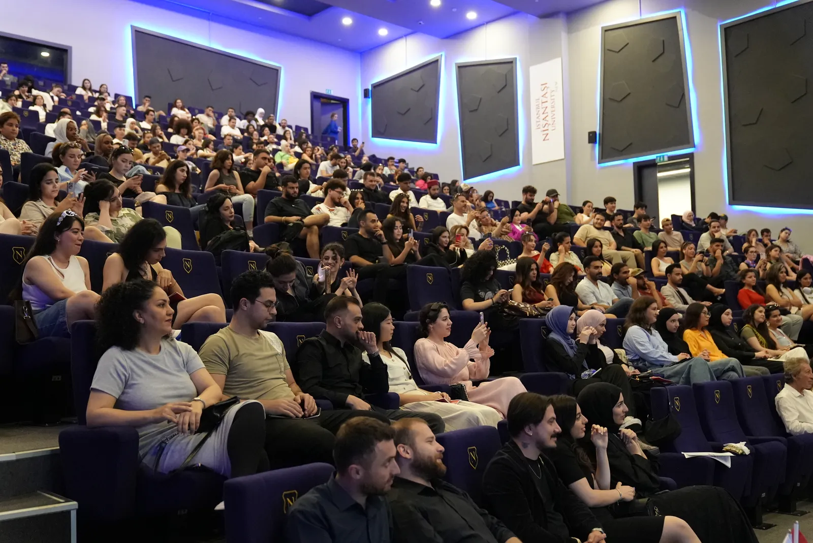 Amfiler — İstanbul Nişantaşı Üniversitesi NeoTech Campus